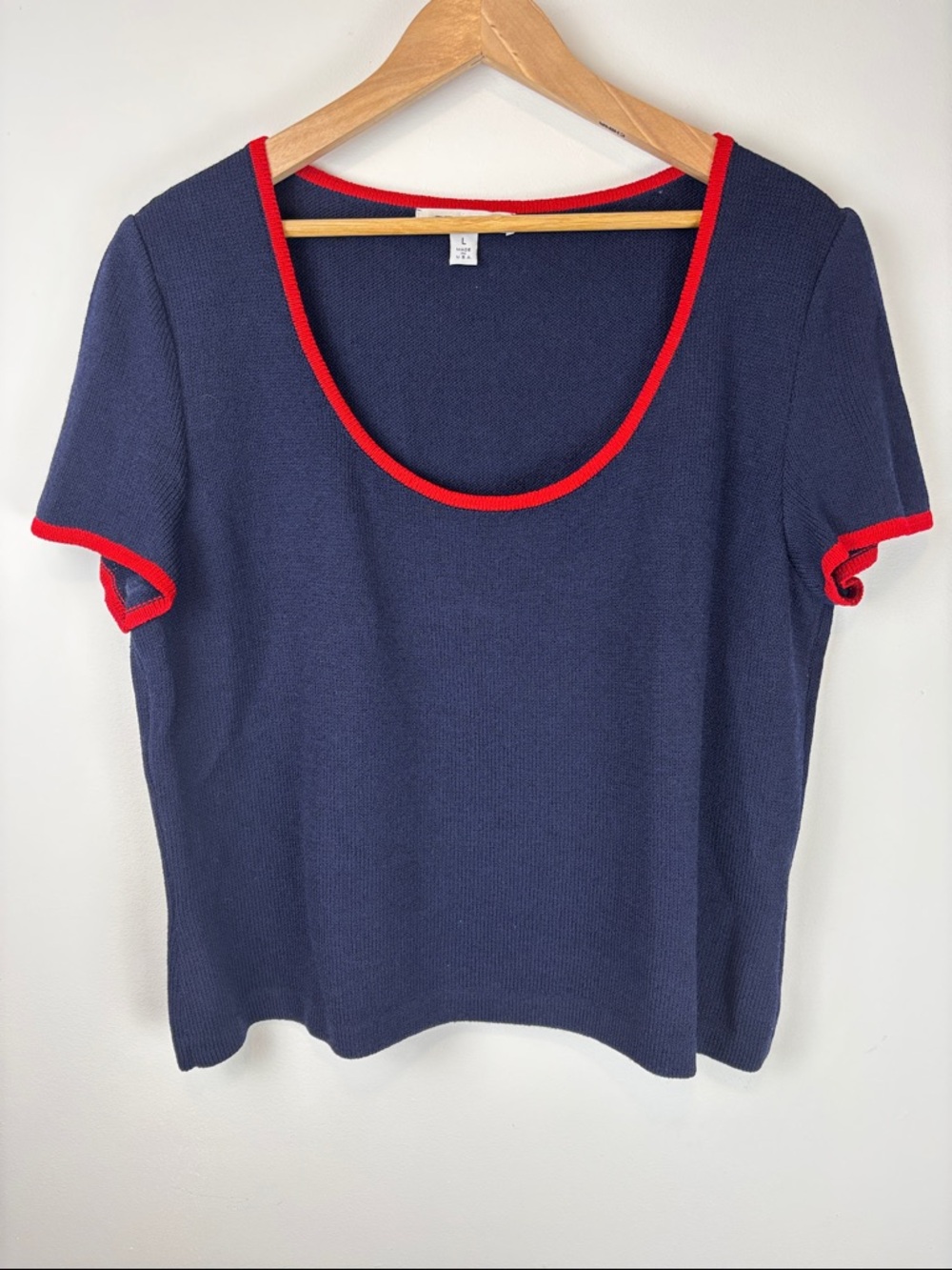 St. John Knit Top Women’s Large Navy Red Trim Short Sleeve Scoop Neck Flaw